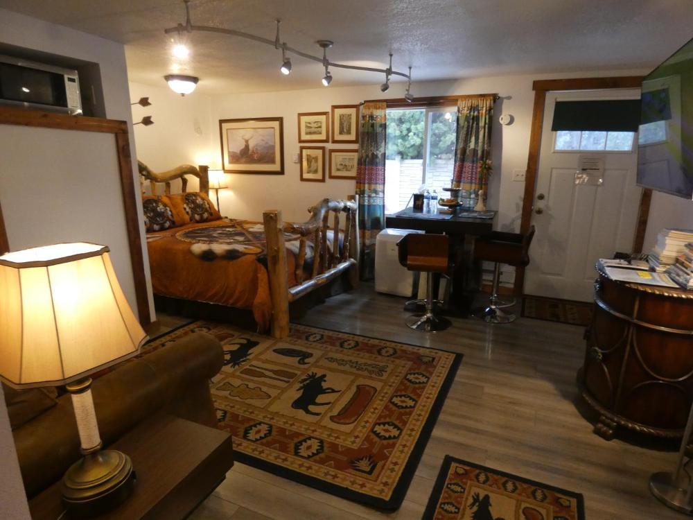 Yellowstone Motel - Adults Only - All rooms have kitchens